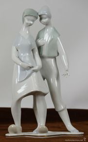Antigüedades: PAREJA DE JOVENES. FUGURA DE PORCELANA. SANTA CLARA. MOISES ALVAREZ. CIRCA 1970.